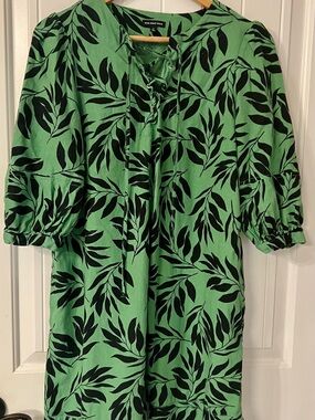 Who What Wear Green and Black Leaf-Print Top